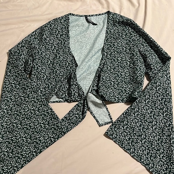 SHEIN Tops - Shein long sleeve cropped blouse with an option to tie in the front.